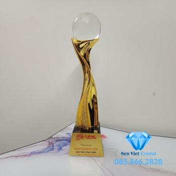 Cúp vinh danh quả cầu pha lê M52