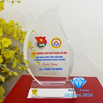 Kỷ niệm chương pha lê chiếc lá M34