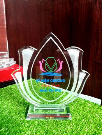 Kỷ niệm chương pha lê hoa sen M36