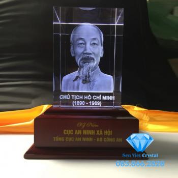 Khối pha lê 3D khắc chân dung Bác Hồ M01