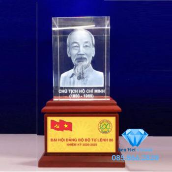 Khối pha lê 3D khắc chân dung Bác Hồ M02