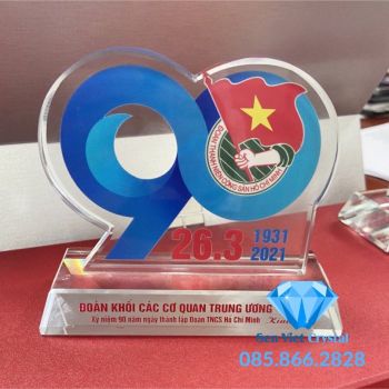Kỷ niệm chương pha lê kỷ niệm thành lập đoàn TNCS Hồ Chí Minh