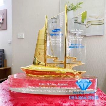 Kỷ niệm chương pha lê con thuyền