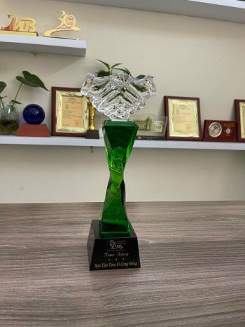 Cúp pha lê bắt tay